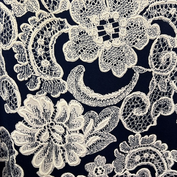 Brittany Black Womens Embossed Blue and White Floral Blouse Size Small Petite - Picture 2 of 5